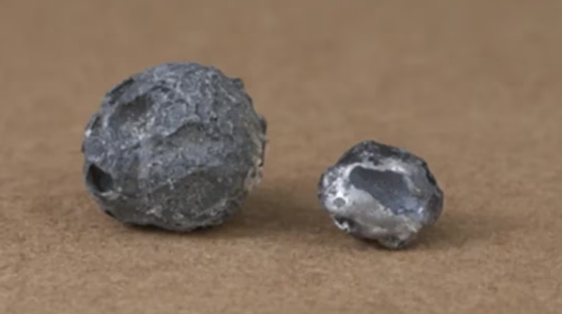 Esférulas de material metálico gris dentro de la fulgurita.