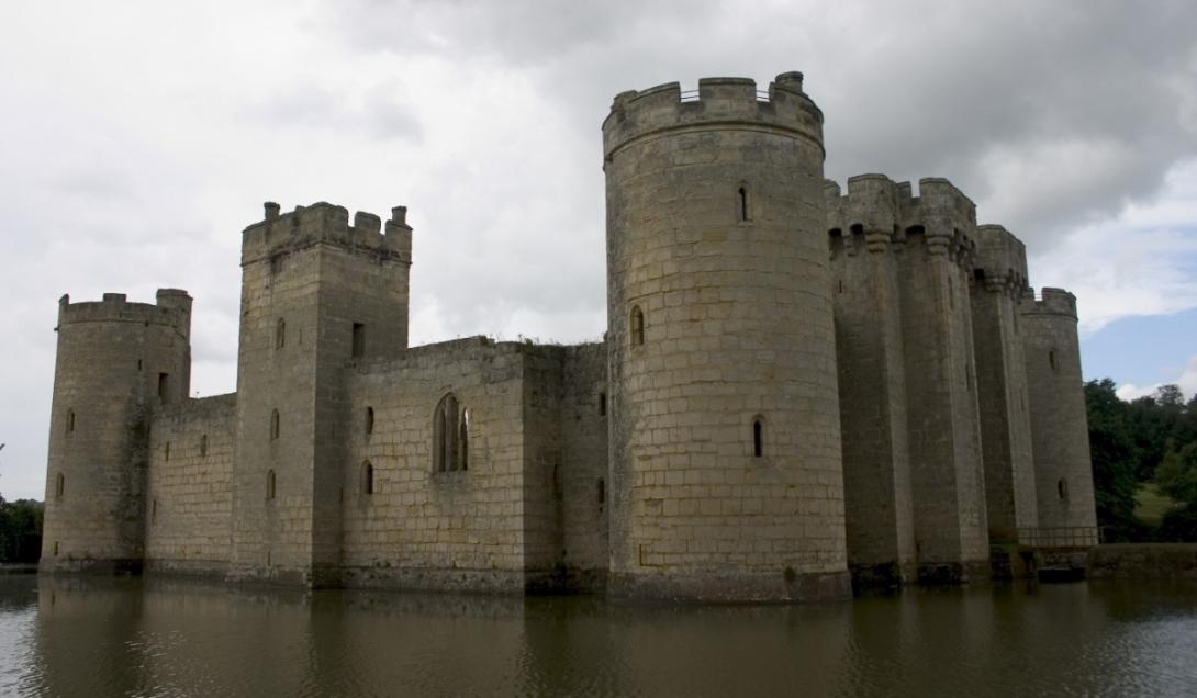 Descubren en Francia un castillo medieval igual al de los cuentos de hadas-0