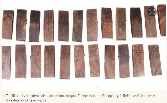 El calendario consta de 23 tablillas de madera gradabas con letras del chino mandarín.